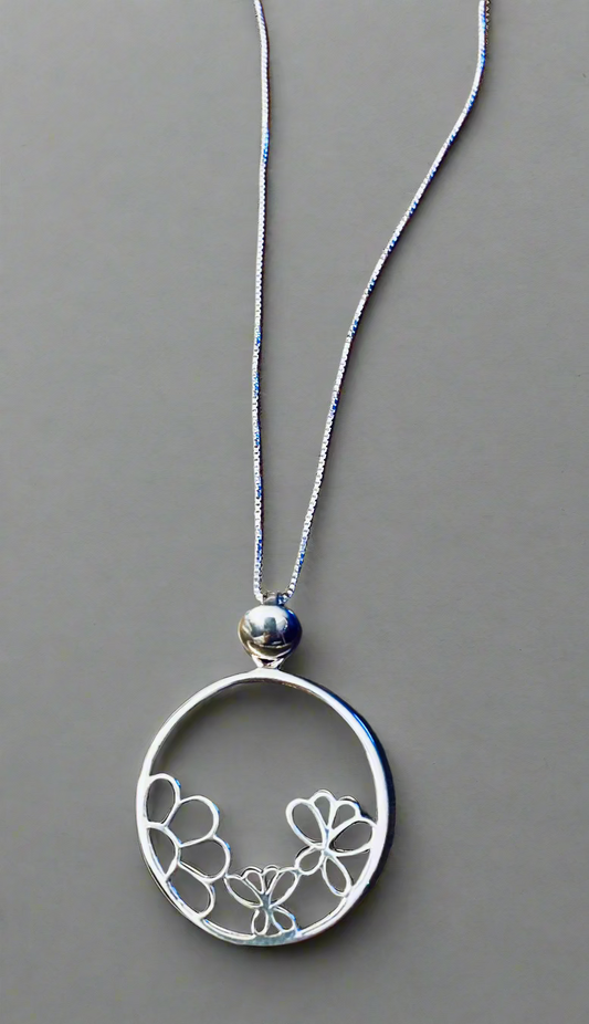 30" sterling chain w/daisy round pendant